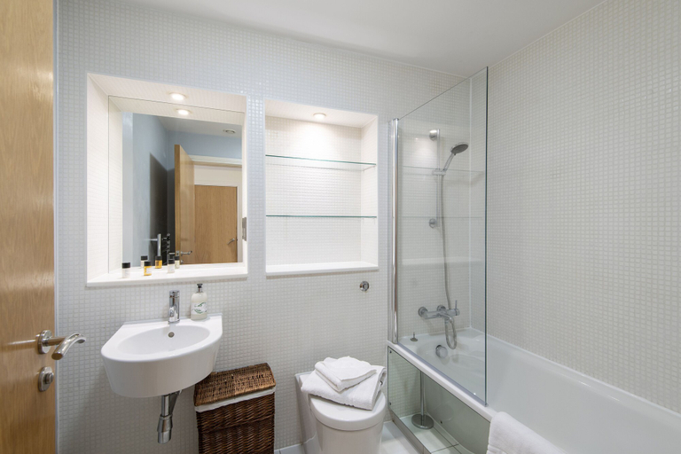 Bathroom, Charming 1-bed Apartment in Great Suffolk Street, London