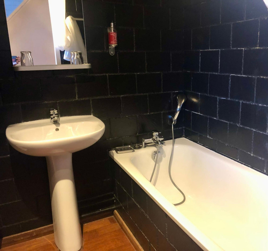 Bathroom 5, Maison d'hoursentut, Hautes-Pyrénées