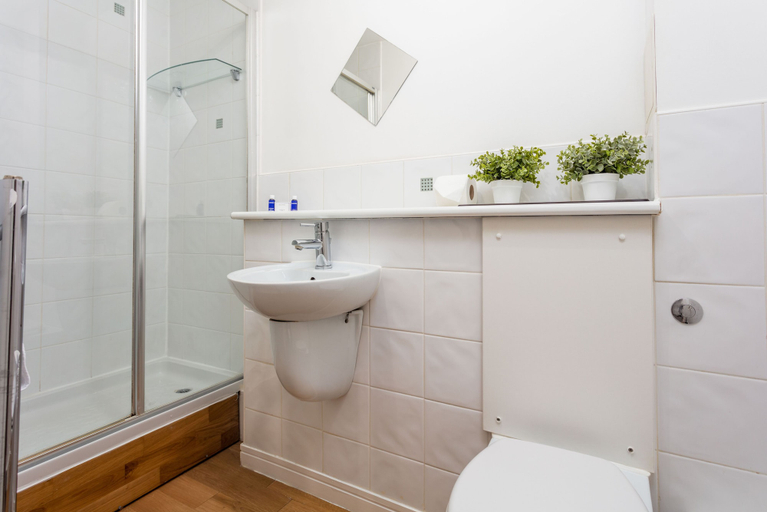 Bathroom 2, Walker Suite No53 - Donnini Apartments, East Ayrshire