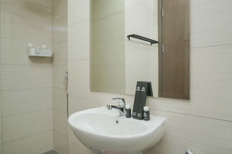 Bathroom 4, Fully Furnished and Comfortable Studio at Ciputra International Apartment, West Jakarta