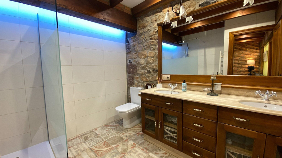 Bathroom 3, La Casa del Pendo, Cantabria