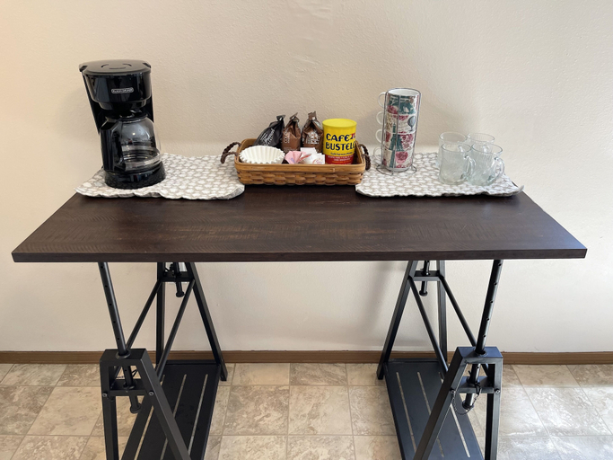 Food & Drinks, Evergreen Apartments, Las Animas