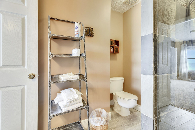 Bathroom 3, Seaside Pointe by Book That Condo, Bay