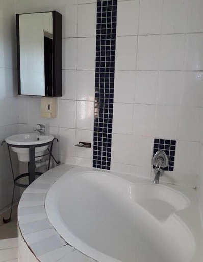 Bathroom 2, SeaXplore Lodge and Dive Center, Umkhanyakude