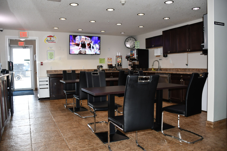 Food & Drinks 4, Super 8 Fort McMurray, Division No. 16