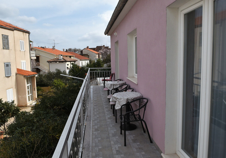 Others 5, Apartment Manigo, Supetar
