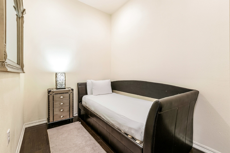 Bedroom 3, Carondelet Street Modern Suites, Orleans
