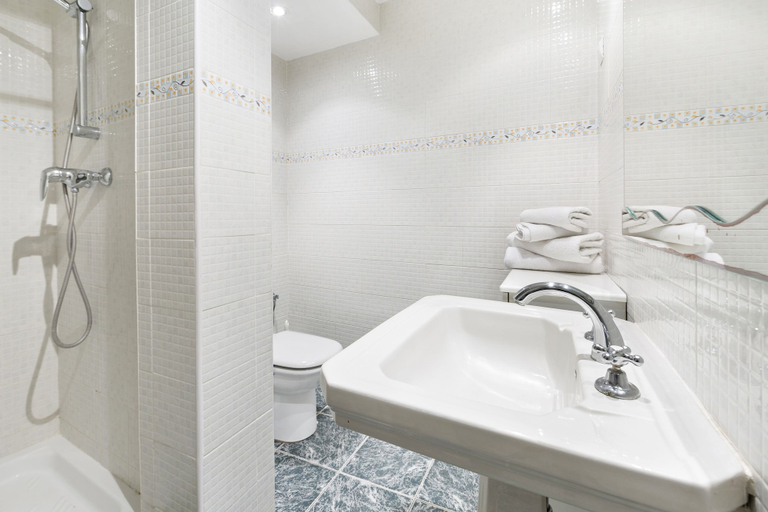 Bathroom 3, Villa Peral, Girona