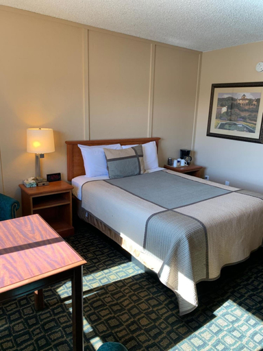 Bedroom 3, Townhouse Inn & Suites, Klamath