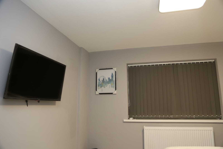 Others 3, Budget 4-bed House in Woolwich, London
