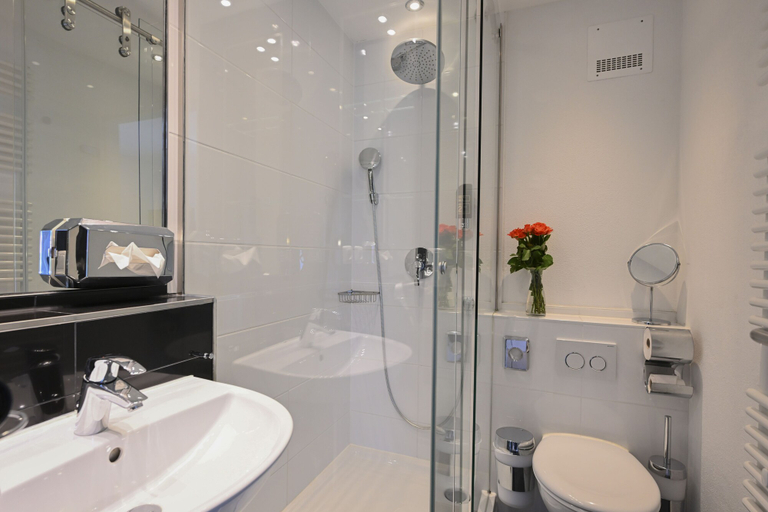 Bathroom 5, Hardi's Hotel, Traunstein