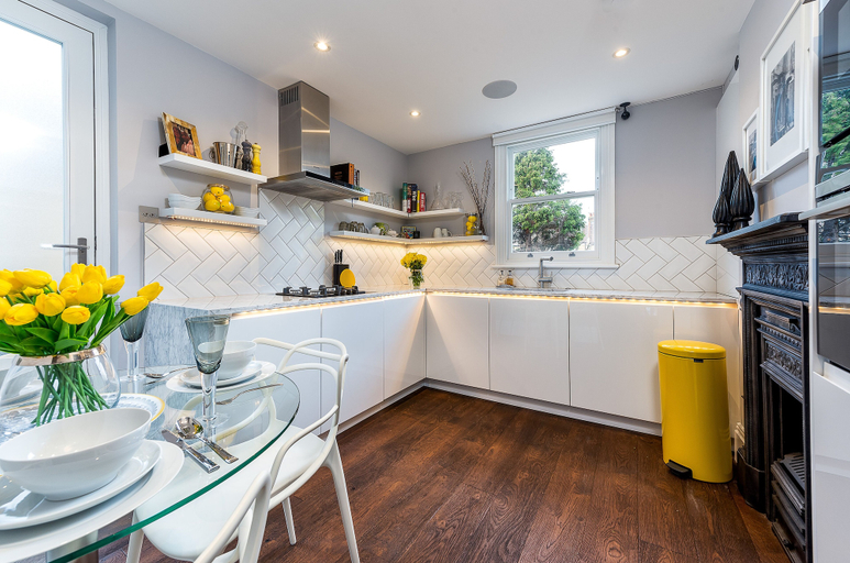Food & Drinks, Luxurious Wandsworth Home Close to Putney Heath by Underthedoormat, London