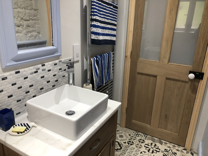 Bathroom 4, Stone Cottages with garden and parking, Isle of Wight