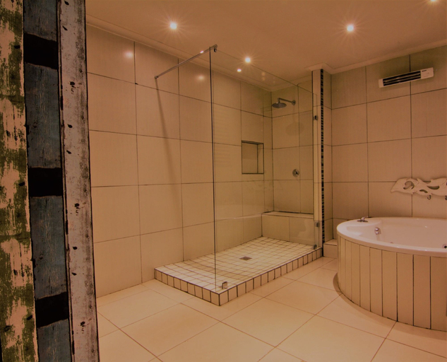 Bathroom 4, Cocomo Guesthouse, Spa and Conference Centre, Bojanala