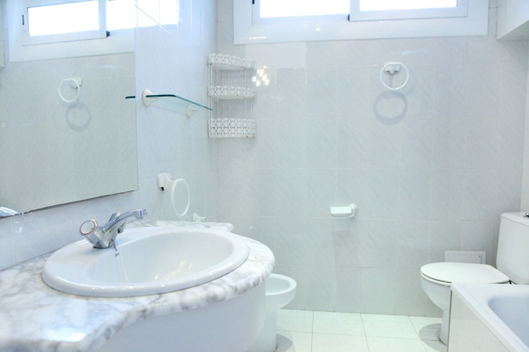 Bathroom, Soleil Mar Apartments 5, Girona