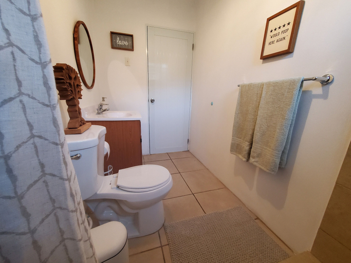 Bathroom 3, Comfy apartment 8 minute walk from beach