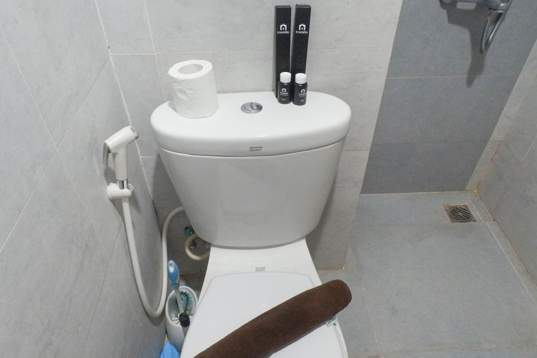 Bathroom 3, Cozy Stay Studio Apartment At Taman Melati Surabaya, Surabaya
