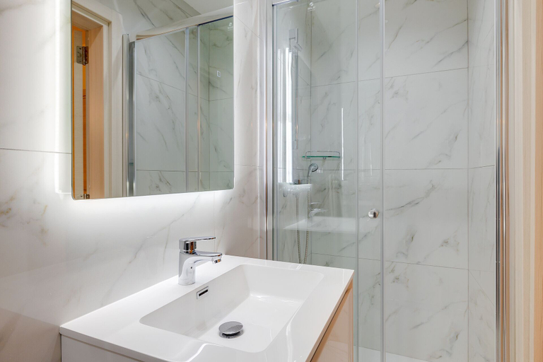 Bathroom 4, Cosy Apartment Steps to St George's Bay