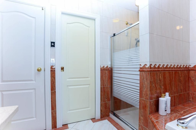 Bathroom 3, Grand Spacious Suite near YVR by Elevate Rooms, Greater Vancouver