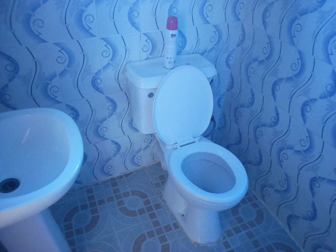 Bathroom 5, Tourgate Hotel, Kieni