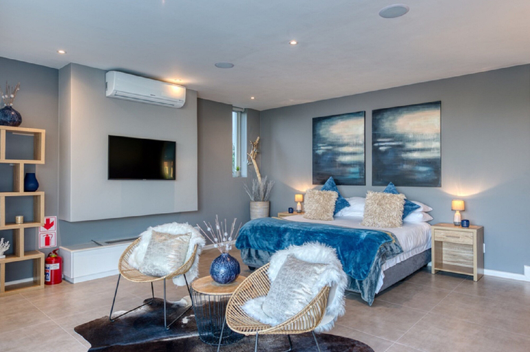 Bedroom 5, Crown on the heads, Eden