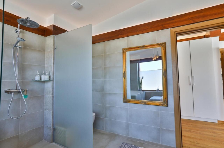 Bathroom 4, Luxurious Chalet near Pirin Golf Resort, Razlog