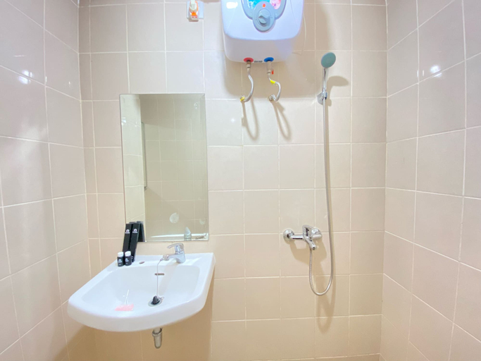 Bathroom 3, Classy Chic Studio Room At Apartment Parahyangan Residence Bandung, Bandung