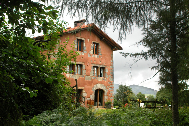Exterior & Views