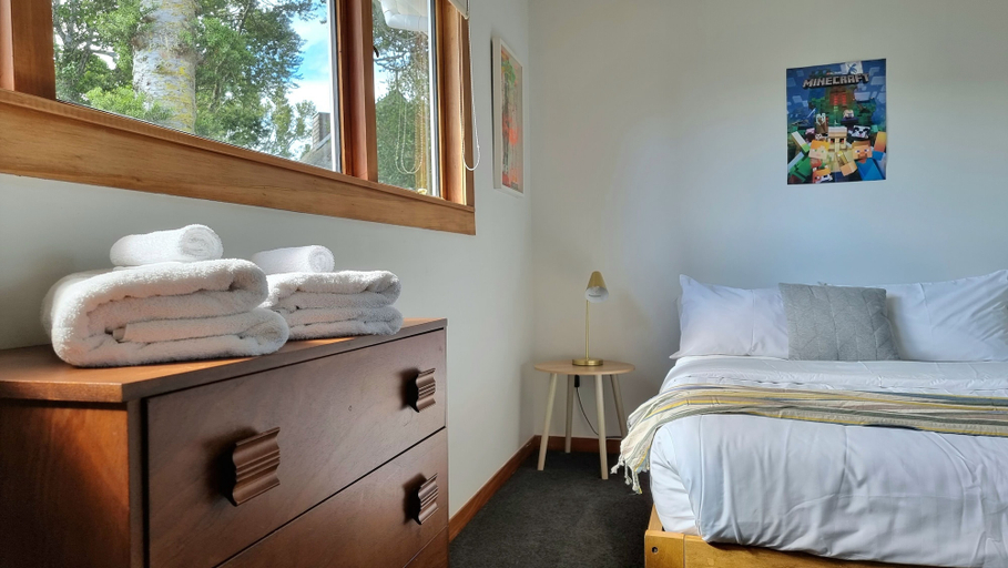 Bedroom 2, The Kauri Retreat - Sea Views & Spa Pool, Waitakere