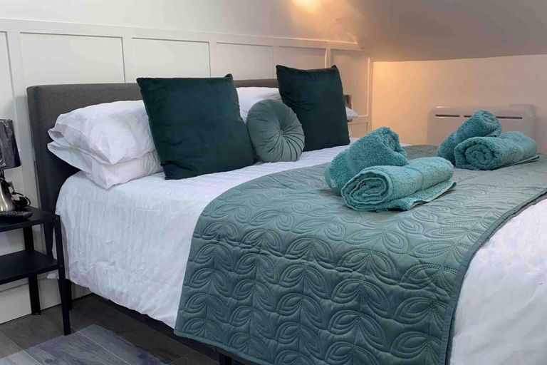 Bedroom 1, 2 Bed Flat - Sleeps 6 - Parking - Wifi, Bridgend