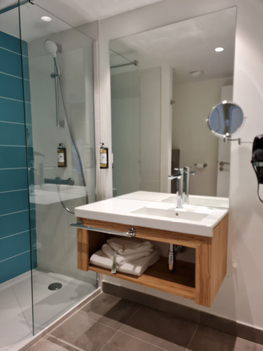 Bathroom 5, Hotel Akena Nantes Reze Aeroport, Loire-Atlantique