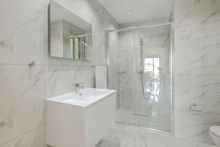 Bathroom 4, Splendid 2BR Apartment, Steps to St Georges Bay