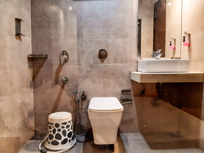 Bathroom 4, RK Hotel, Mumbai City
