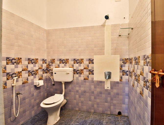 Bathroom 5, Trippr Alleppey - Backpacker Hostel, Alappuzha