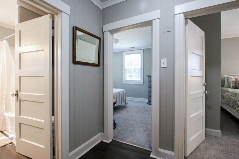 Bedroom, Historic Cottage for 6 Porch swing Pets, Bryan