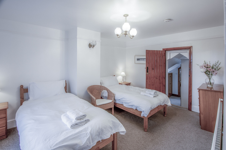 Bedroom 2, Stormy Castle - 6 Bedroom - Llangenith, Swansea