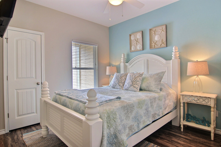 Bedroom 3, Endless Happy Hour, Nueces