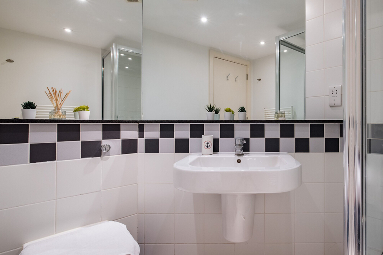 Bathroom 2, The Aldgate Apartments, London