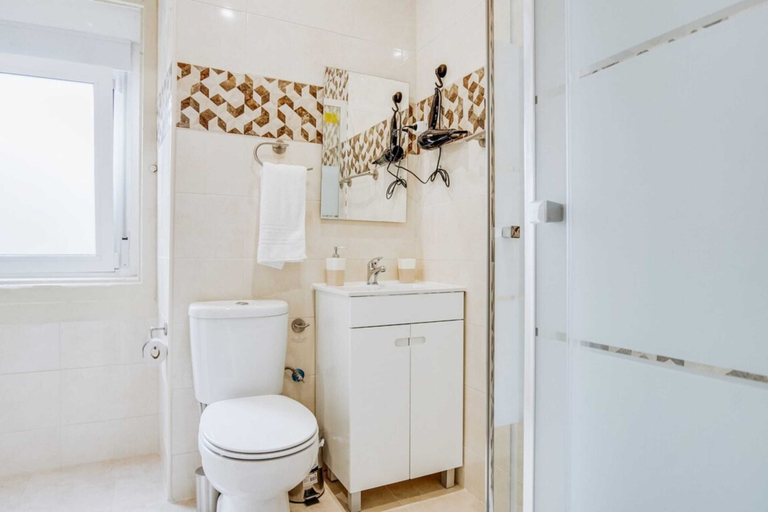Bathroom 4, 3 Bedroom Apartment in Baixa With River View, Lisbon