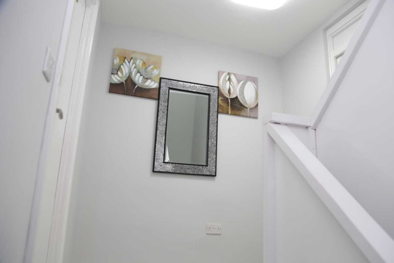 Others 5, Budget 4-bed House in Woolwich, London