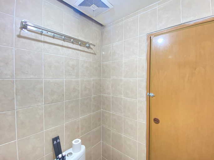 Bathroom 5, Bright Studio Room at Pinewood Apartment, Sumedang