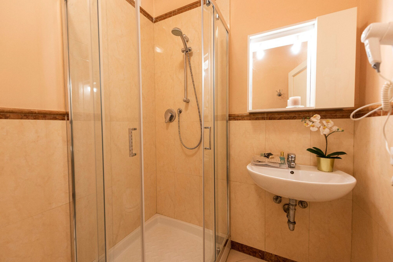 Bathroom 3, Sprone, Florence