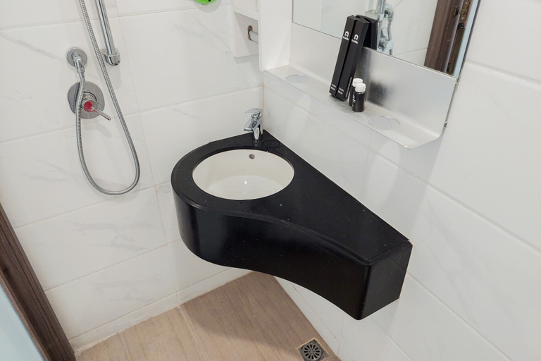 Bathroom 2, Homey And Warm Studio At Sky House Bsd Apartment, Tangerang Selatan