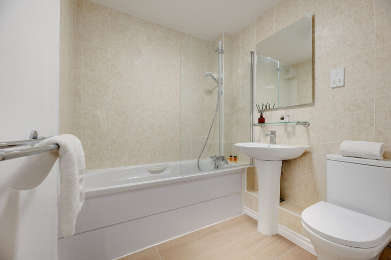 Bathroom, Week2Week Gosforth apartment w balcony, Newcastle upon Tyne
