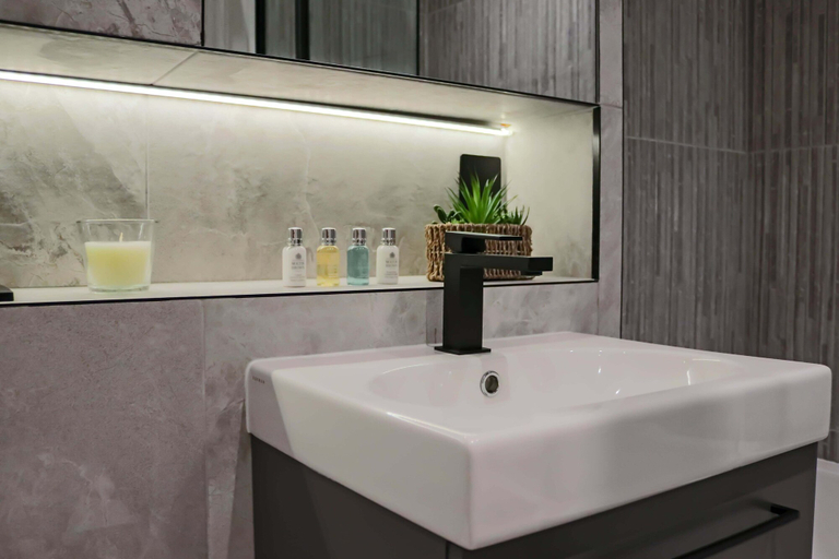 Bathroom 3, Portfolio Apartments- Welwyn Town Centre, Hertfordshire