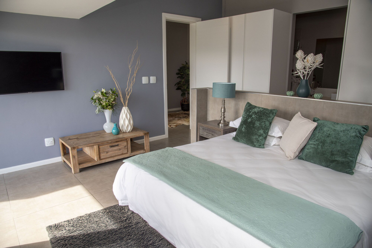 Bedroom 3, Crown on the heads, Eden