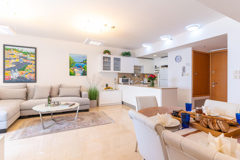 Others 5, DeluxeApartment with Views of the Marina