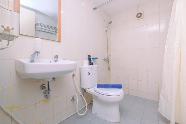 Bathroom, Warm And Comfortable Studio At Amethyst Apartment, Central Jakarta