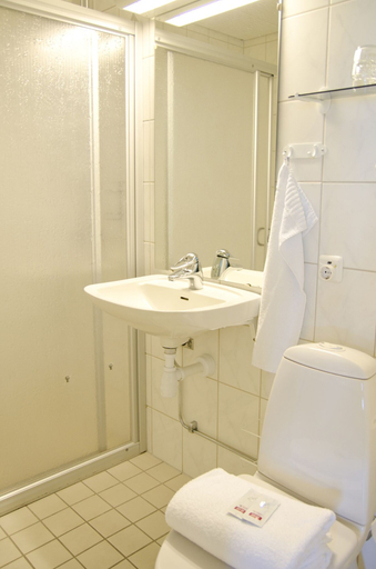 Bathroom 3, Sunderby Folkhögskola Hotell & Konferens, Luleå