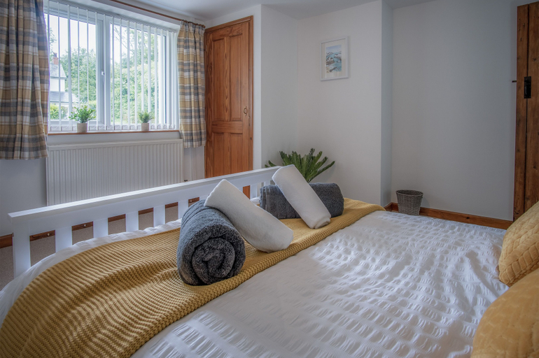 Bedroom 2, Tucking Mill - 3 Bedroom - Stepaside, Pembrokeshire